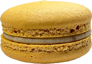Macaron de avellana tostada y crema untuosa hecho en Barcelona.