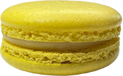 Macaron de limón con crema suave y ralladura de limón fresco.