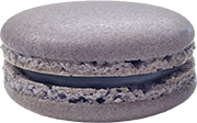 Macaron artesanal de violeta con aroma floral delicado y tradicional.