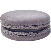 Macaron artesanal de violeta con aroma floral delicado y tradicional.