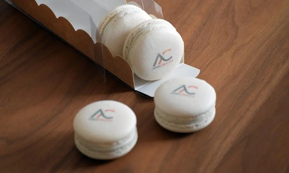 Macarons personalizados con logotipo impreso para eventos corporativos y regalos exclusivos.