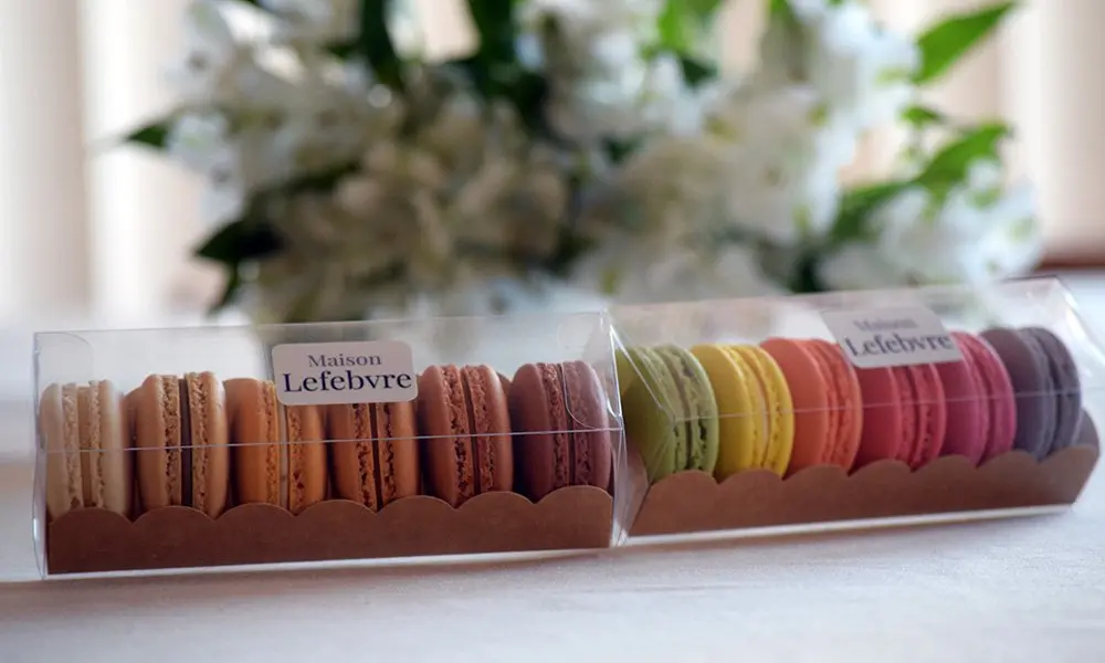 Estuches de macarons personalizados como regalo corporativo elegante