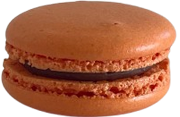 Macaron de chocolate con naranja confitada, una combinación artesanal clásica.