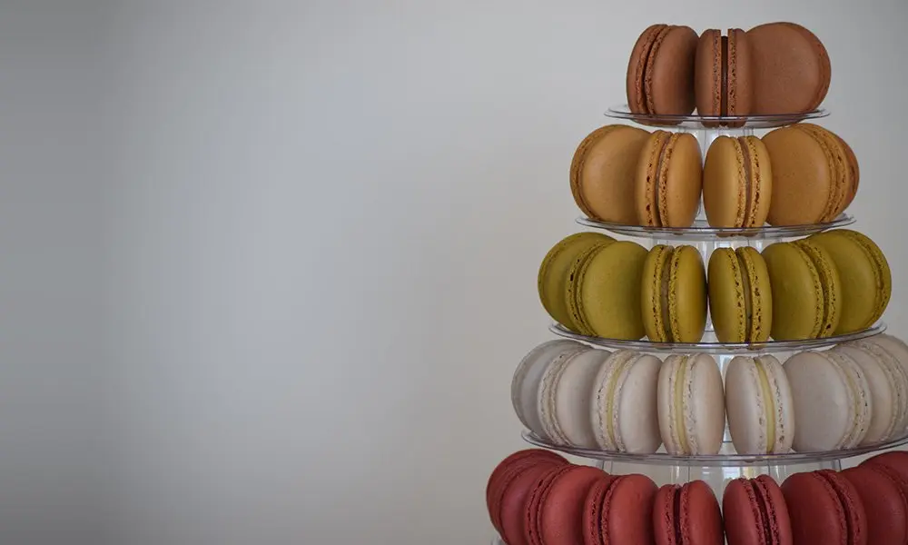 Pirámide de macarons personalizados para evento elegante